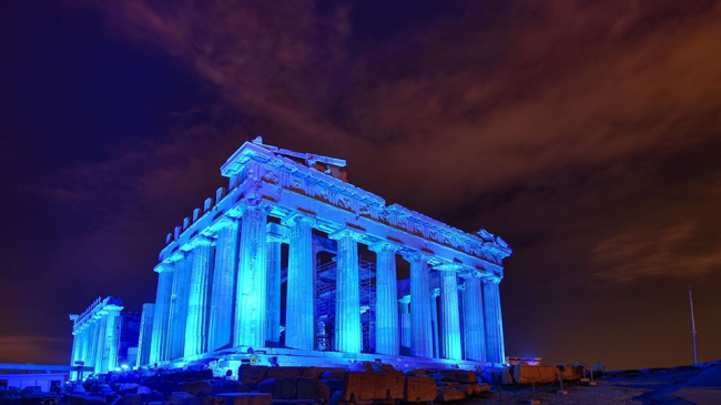 Η Ακρόπολη φωταγωγείται μπλε, γιορτάζοντας την παγκόσμια ημέρα παιδιού (20 Νοεμβρίου)