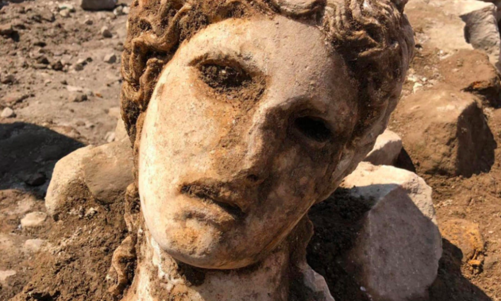 In the heart of Rome found a 2000-Year-old head of the ancient Greek God Dionysius