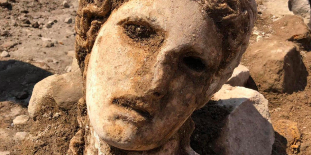 In the heart of Rome found a 2000-Year-old head of the ancient Greek God Dionysius