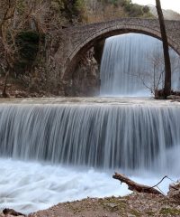 Το πέτρινο γεφύρι της Παλαιοκαρυάς