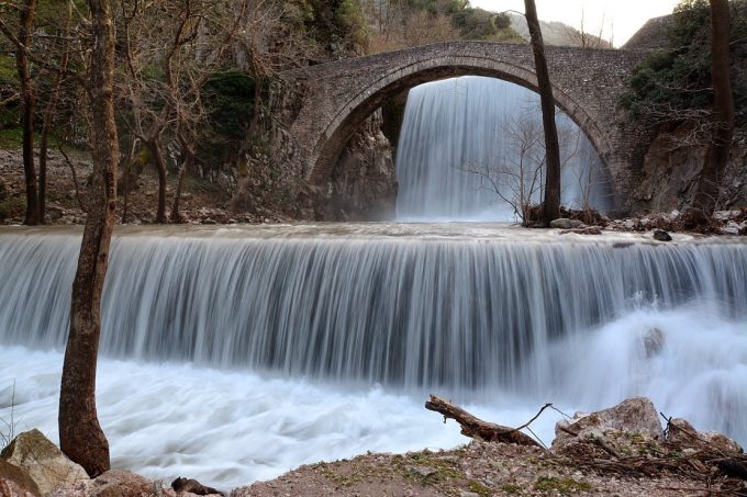 Το πέτρινο γεφύρι της Παλαιοκαρυάς